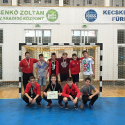 NID-7008_kidskezi02.jpg
